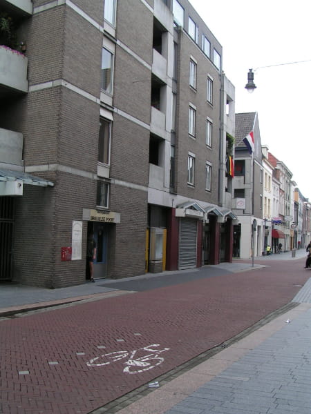 De locatie van de oude stadspoort wordt weergegeven met zwarte stenen in de straat.